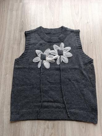 Dámska sivá vesta s kvetmi, m