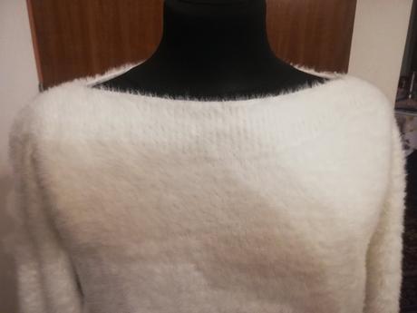 Biely chlpatý svetrik, mango,l