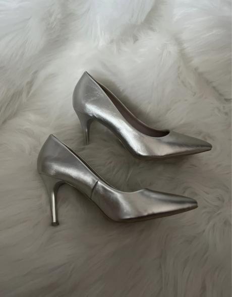 Strieborné lodičky, 35