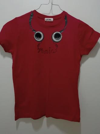 Červené tričko so slúchadlami a kamienkami, 140