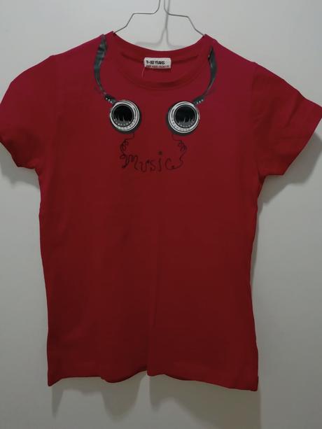 Červené tričko so slúchadlami a kamienkami, 140
