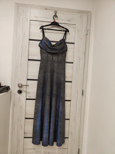 Krásne trblietavé šaty, s