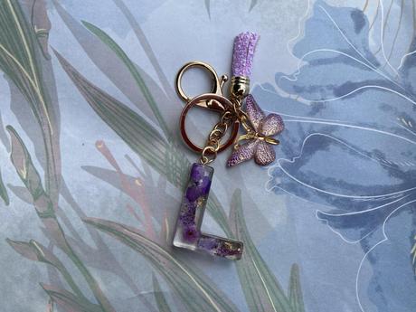 Ručne vyrobené živicové kľúčenky, 