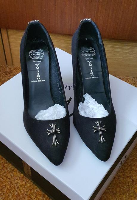 Čierne lodičky, 37