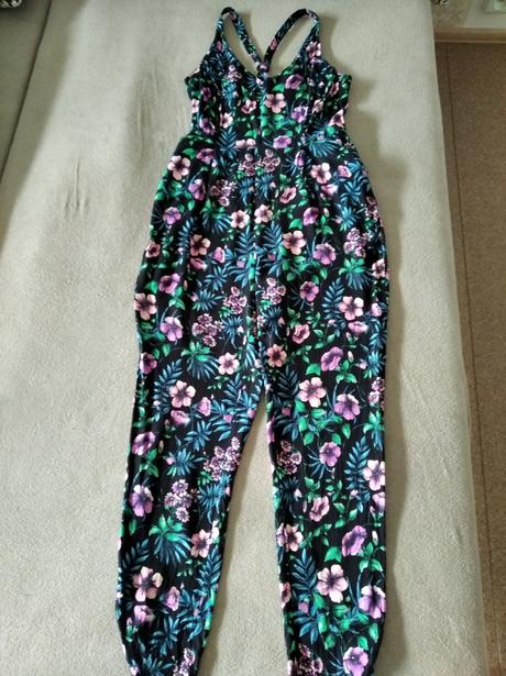 Krásny moderný kvetovaný overal, m