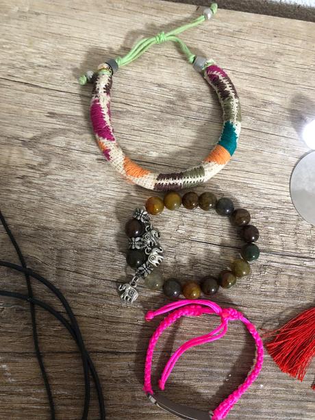 Sada náhrdelníkom, náušníc, prsteňov a náramkov,