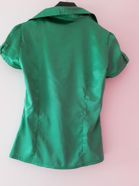 Zaujímavá sýtozelená blúzka, s
