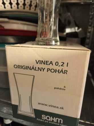 6 víneových pohárov,