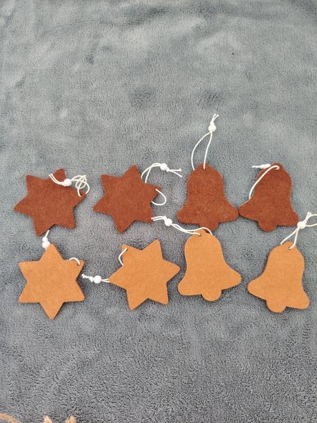 Červené vianočné ozdoby na stromček,