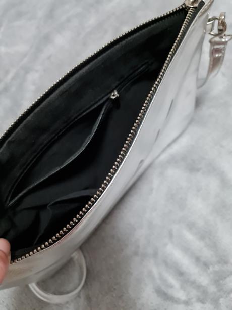 Štýlová strieborná kabelka,