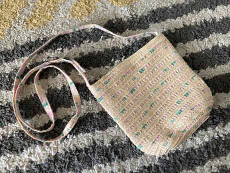 Malá slamená kabelka, 