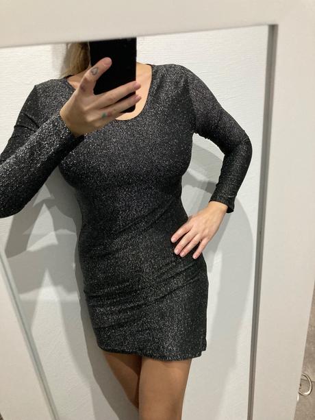 Trblietavé šaty, s