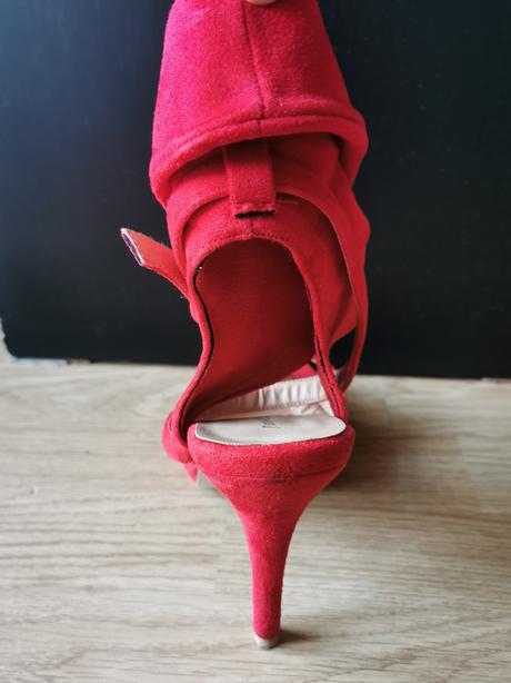 Extravagantné sandale, 39