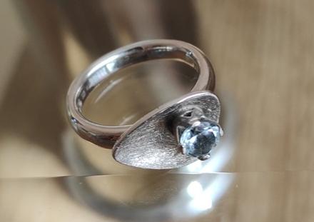 Dámsky strieborný prsteň,