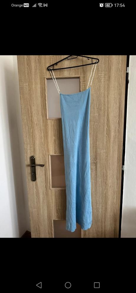 Šaty s holým chrbtom, 42