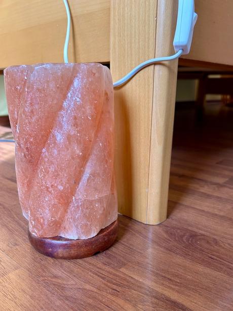 Soľná lampa 3100 g podstavec z akáciového dreva, 