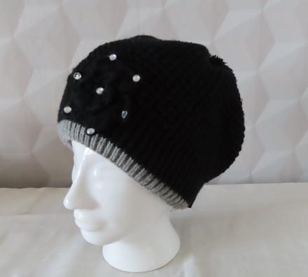 Dámska čiapka s kvetom a perličkami,