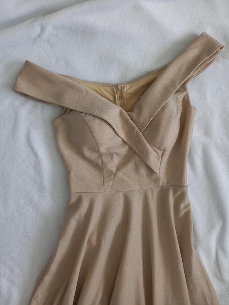 Dlhé béžové spoločenské šaty so zlatým odleskom, s