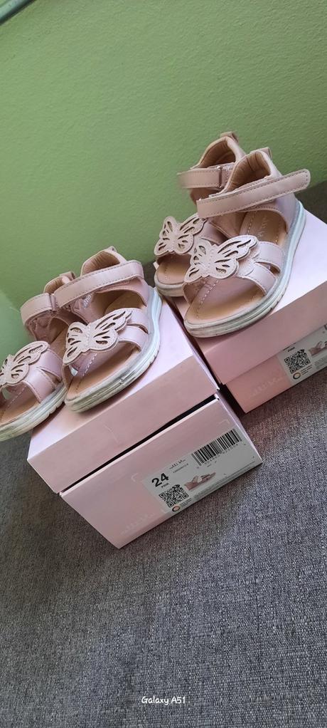 Dievcenske sandale, 24