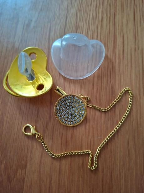 Zlatý cumlík a klip s písmenom m, 