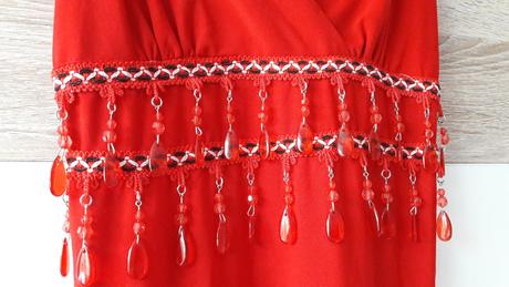 Krasne letne krvavocervene saty, m