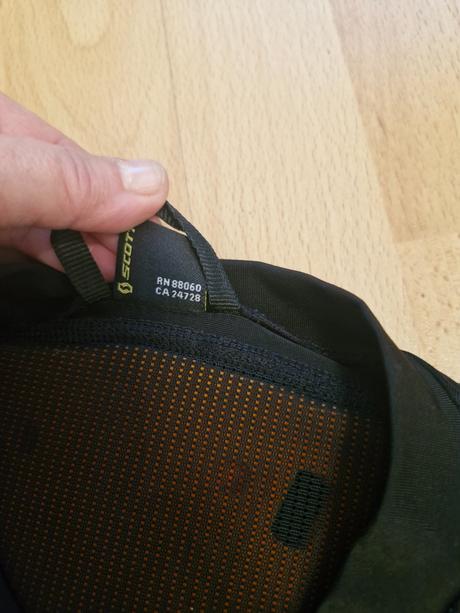 Chranic na lyze / snowboard- tzv. korytnacka scott, 