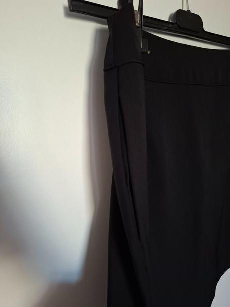 Elegantná sukňa s vreckami, s