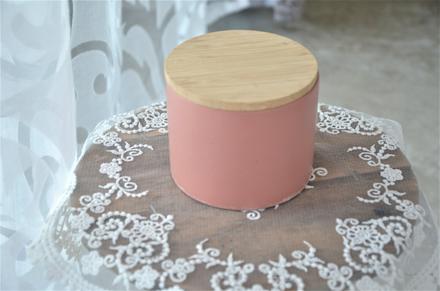 Keramická dóza s tesniacim vrchnákom,