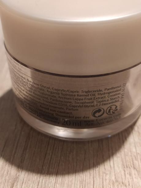 Eucerin hyaluron elasticity, 