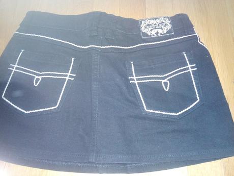 Černa minisukňa, 38