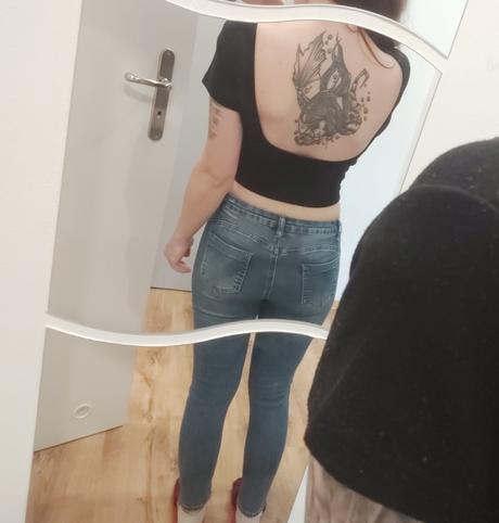 Čierny top s odhaleným chrbtom., s