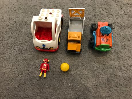 Mix autíčok a figúrky playmobil flash,