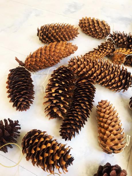 Naturálne ozdoby/šišky 60 ks, 