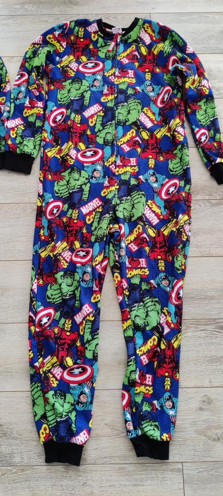 Pyžamo overal marvel, 140