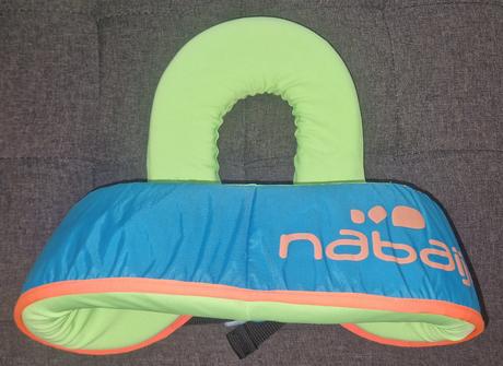 Vesta na plavanie nabaiji decathlon, 