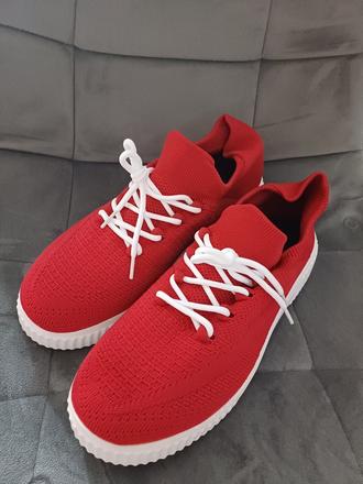 Červené tenisky, 39