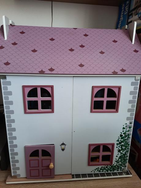 Domček pre bábiky s nábytkom, 