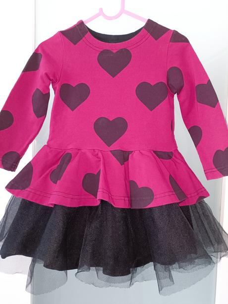 Srdiečkové elegantné šaty, 98