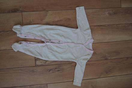 Nenosený béžový overal, 62