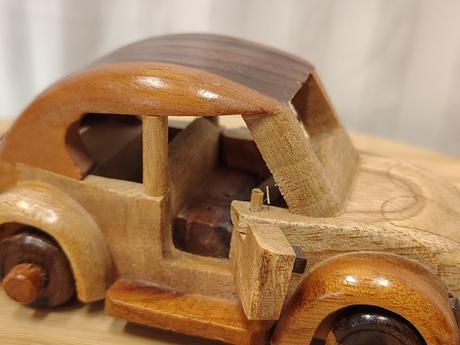 Umelecký vintage drevený model vw beetle 90. roky,