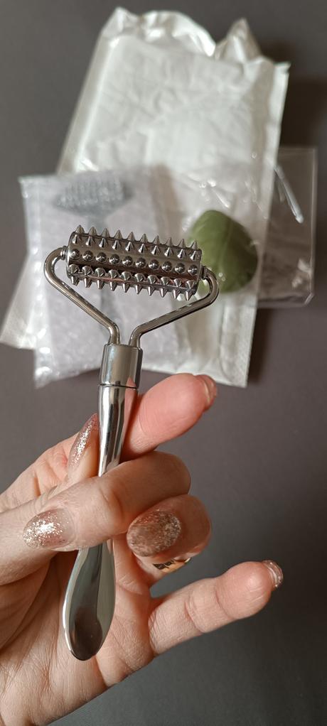 Kovový massage roller masážny strojček na tvár, 