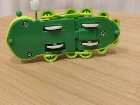 Pohyblivá naťahovacia húsenica na kľúčik, 10 cm, 