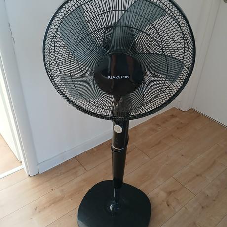 Čierny stojanový ventilátor klarstein,