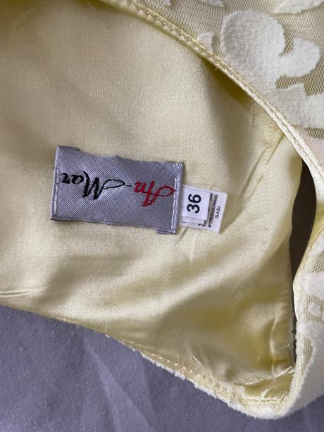 Žlté šaty, 36