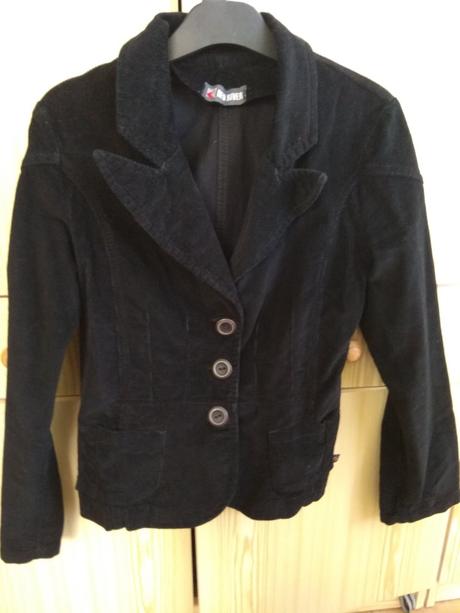 Čierne menčestrové sako, s