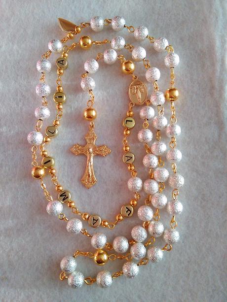 Ruženec s menom a dátumom,