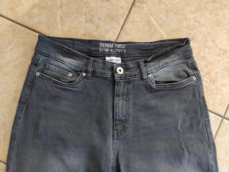 Tmavo-sivé džínsy, takko,40