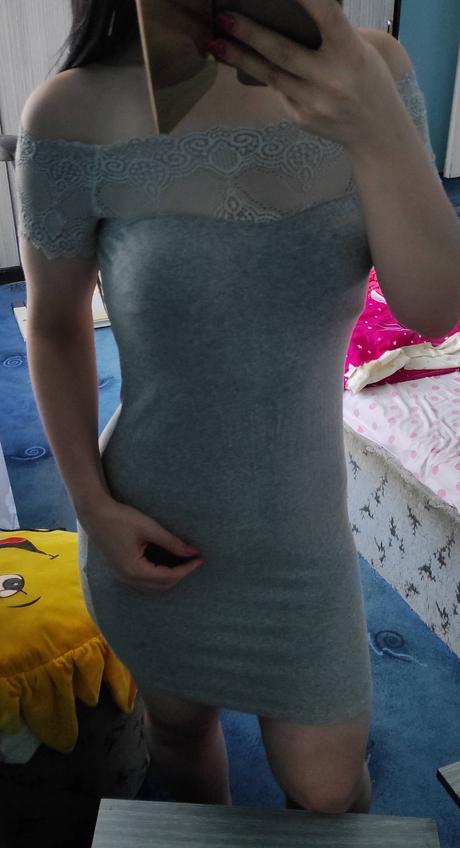 Nenosené sivé saty, s