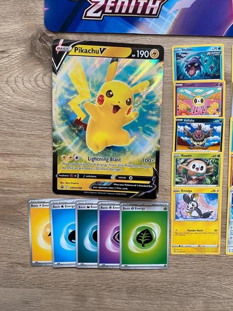 Pokémon podložka, jumbo karta pikachu a 35 kariet,