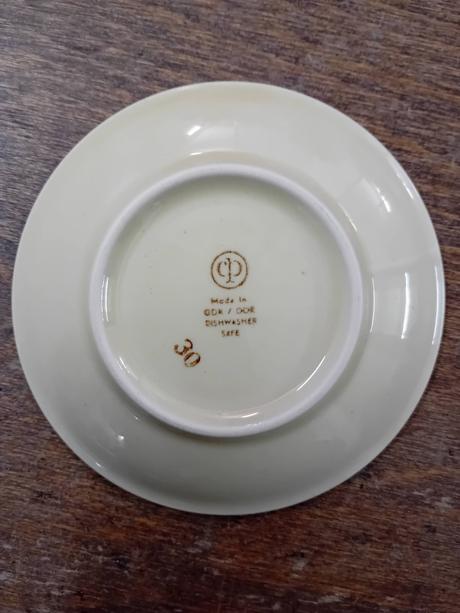 Kávová súprava, ozdobné vázy, misa, taniere, pohár,